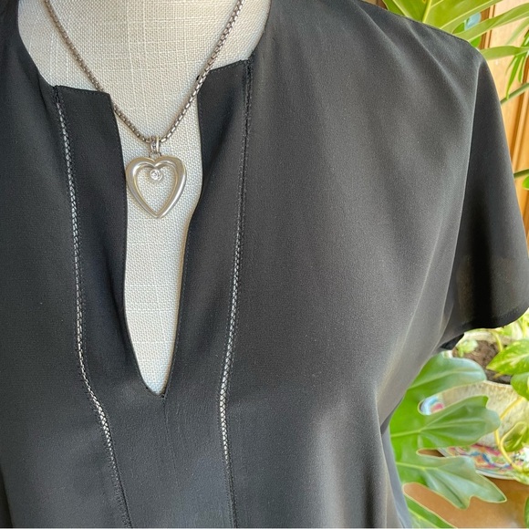 Vince V-neck Split Neck Cap Sleeve 100% Silk Black Minimalist Neutral Blouse Top - Picture 11 of 11